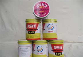 本產(chǎn)品是由潤(rùn)滑油基礎(chǔ)油經(jīng)精餾、深度處理、調(diào)合并經(jīng)后處理工序制得。本產(chǎn)品用作真空冶煉、真空噴涂、電子管制造和原子能工業(yè)等真空設(shè)備的固定接頭、經(jīng)常需要拆卸部分的密封或系統(tǒng)中有可疑泄漏點(diǎn)時(shí)的暫時(shí)性密封。按規(guī)